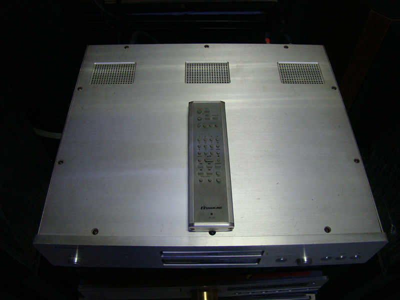 飞利浦CDM(VAM)-12机芯,CD-7II伺服电路 24 bit / 96 kHz 采样频率 CS8420升频处理功能,精密电子音量控制 PCM1738数字滤波及D/A转换 发烧运放OPA2604 I/V变换及电子管输出(电子管 2x6N3P) 考究PCB板设计,有效避免信号损耗及受干扰 高级电源变压器,电磁干扰抵消电源净化装置 高级全铝合金框架结构机箱 金属面板遥控器 技术指标: 音乐输出电平: 0 - 2.