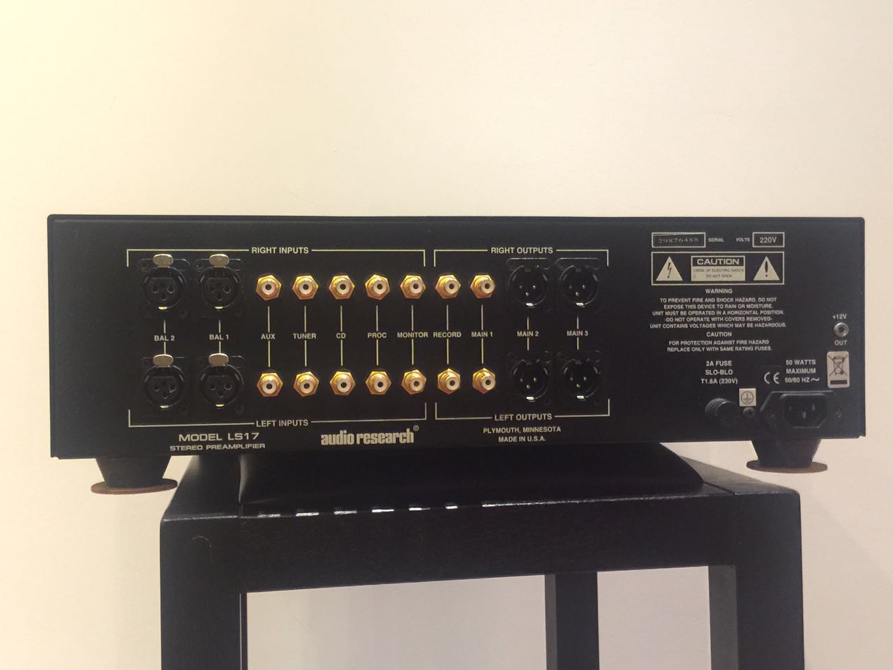 ARC LS-17中采用了2只6H30电子管,这是相当具有指标意义的,众所周知,这家Hi-End品牌向来以专攻6922/6DJ8真空管为主,从前级到后级,数十年来多是围绕6922/6DJ8所规划设计,如今转而采用6H30,若非性能优异,合乎其技术指标,恐怕很难入选。6H30这个管子原产地是苏联,6H30属于框架栅式电子管,采用三层云母片根支架作辅助支撑的超强化结构,高度加强抗震性,寿命长达一万小时。当时应用于战斗机“苏-27”上,在机械结构上进行了高度的强化,同时其电气特性约为两支