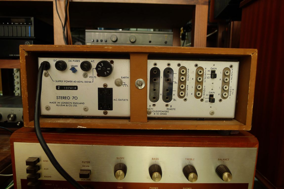 tl-250s晶体管功放电路图_电路图分享 Leak Stereo 70 是60年代的晶体管功放,是胆机的后黄金时期的产物,她是 Stereo30的升级版,,体积算得上可爱。机器里面的布局十分工整,机内所有连线都用蜡线绑定,从走线,电路板的布局都是一丝不苟(据说机器都是全手工焊接的),和所有优秀的器材一样,合理的元器件布局,优良的制作工艺永远是功放好声的条件(注意这个是60年代的机器了)。在leakstereo 30+看不到巨大的电源变压器,超重的散热器,但是可以看到里面用的电解都是美国TCC,荷兰BC的电解,古董碳膜电阻,从用料足可见设计者Har