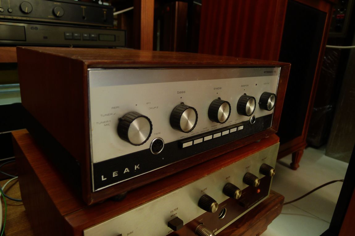 Leak Stereo 70 是60年代的晶体管功放,是胆机的后黄金时期的产物,她是 Stereo30的升级版,,体积算得上可爱。机器里面的布局十分工整,机内所有连线都用蜡线绑定,从走线,电路板的布局都是一丝不苟(据说机器都是全手工焊接的),和所有优秀的器材一样,合理的元器件布局,优良的制作工艺永远是功放好声的条件(注意这个是60年代的机器了)。在leakstereo 30+看不到巨大的电源变压器,超重的散热器,但是可以看到里面用的电解都是美国TCC,荷兰BC的电解,古董碳膜电阻,从用料足可见设计者Har