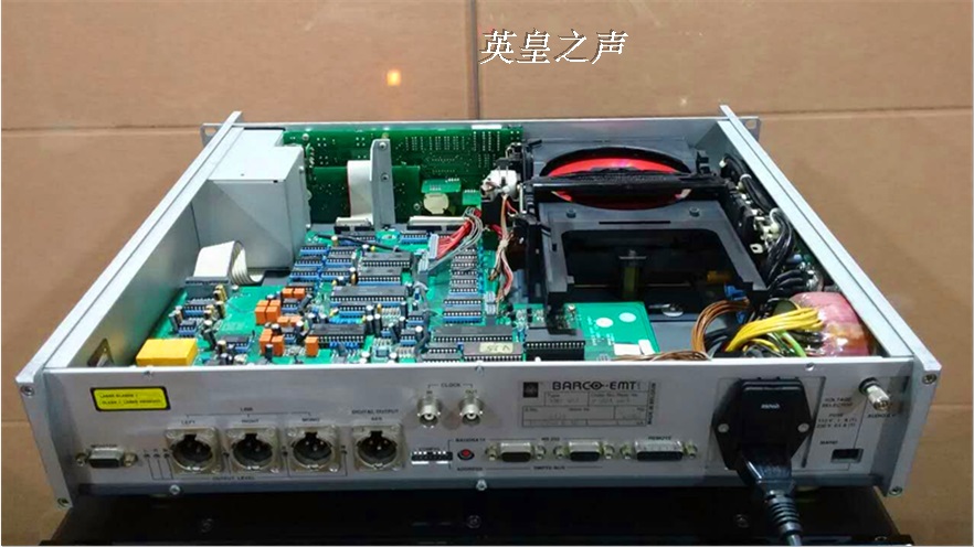 德国监听铭器EMT981CD机,德国著名音响专业设备厂商 EMT 公司 的第二代CD专业监听CD机 采用飞利浦 CDM1 MKII,是飞利浦公司最为高端的机芯,德国蔡司铸铝光头,飞利浦顶级1541A 单皇冠解码芯片。 EMT 981是德系器材的典型代表,声音严谨,自然通透,大气,力道也令人非常满意,音乐感非常强,良好的延续德系器材一贯传统,代表当时EMT CD机设计的最高水准.