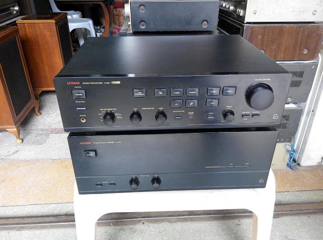 力士 Luxman 383纯音乐前后级功放,220v 是一款超值的功放,声音乾净优美.细腻有质感, 后级推力强,采用12个大三肯管推动放大.每声道--8欧250W真实功率.推动丹拿.JBL.Thiel等许多大音箱四平八稳,两头延伸不错.收放控制绝对胜任. M-383后级. 用了12个三肯大管,强劲8欧250W X2 输出, 大型环磁变压器.