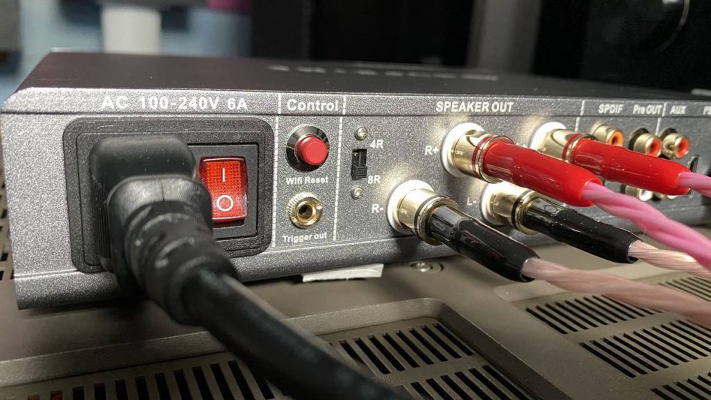 nuprime-omnia-a300-streaming-verstaerker-test-lautsprecher-ausgang-1024x576.jpg