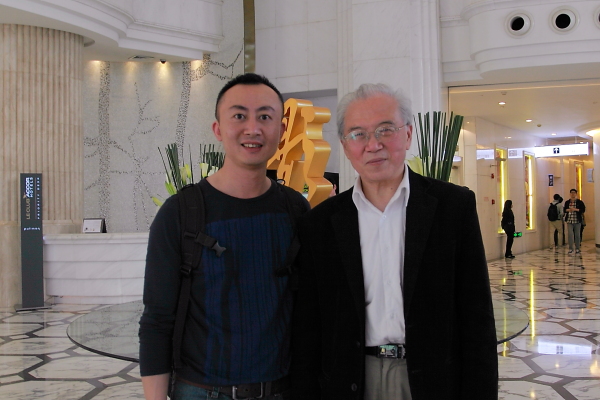 笔者与龚一大师在2013SIAV上海展的合影